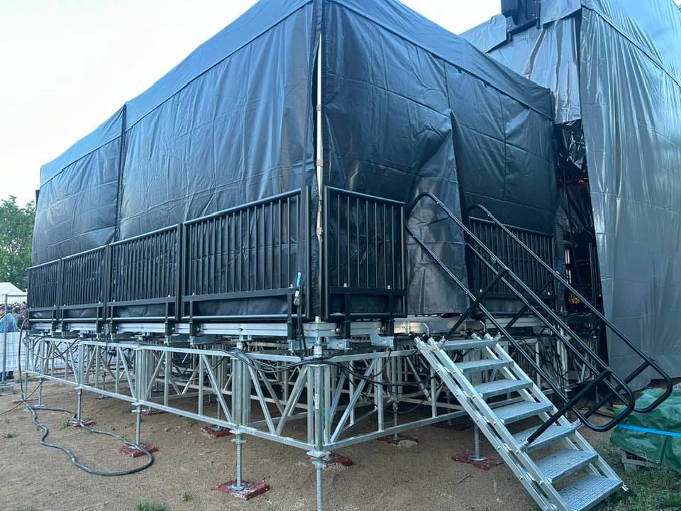 Scène ASD 80 m² en praticables extérieurs 500 kg/m² + maillage alu